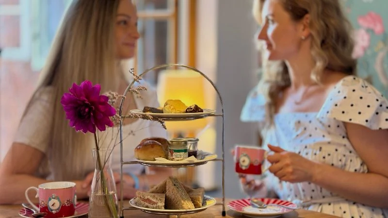 Erlebe im Februar besondere Events im Teestübchen Schnorr: Touch of Britain, feiner Tea Time Genuss, süße & herzhafte Highlights in gemütlicher Atmosphäre.